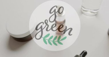 Beyaz üzerine doğal güzellik kremleri ve yağlar üzerine yeşil metin ve yaprak logosu animasyonu. Refah, güzellik ve ekoloji, organik yaşam tarzı ve doğal ürünler kampanyası, dijital olarak üretilen video.