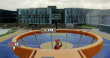 Afro-Amerikan erkek basketbolcu üzerinde ikon ve veri işleme animasyonları. Küresel spor, sosyal medya, bağlantılar, hesaplama ve veri işleme kavramı dijital olarak oluşturulmuş video.