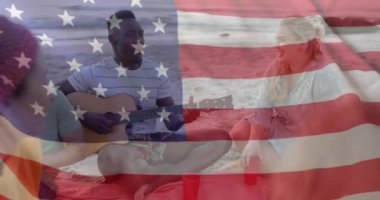 Amerika bayrağının animasyonu, yazın kumsalda gitar çalan mutlu arkadaşlara göre. Amerikan vatanseverliği, çeşitlilik ve tatil konsepti dijital olarak oluşturulmuş video.