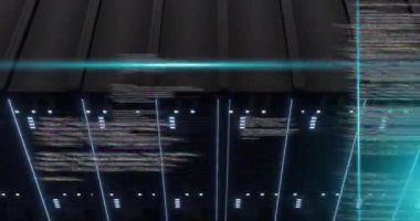 Mavi tarayıcı ışınlarının animasyonu ve karanlık bilgisayar sunucuları üzerinden veri işleme. Bağlantı, veri, işleme, dijital arayüz ve iletişim, dijital olarak oluşturulmuş video.