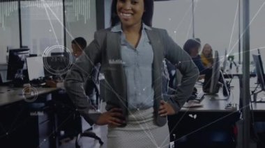 Ofisteki mutlu Afro-Amerikan iş kadını üzerinden ağ ve veri işleme animasyonu. İş, bağlantı, dijital arayüz ve iletişim, dijital olarak oluşturulmuş video.