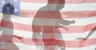 Amerika bayrağının yaz aylarında sahildeki çeşitli mutlu arkadaşlara karşı animasyonu. Amerikan vatanseverliği, çeşitlilik ve tatil konsepti dijital olarak oluşturulmuş video.