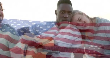Farklı arkadaşların plajda gitar çalması üzerine Amerika bayrağının animasyonu. Vatanseverlik ve kutlama konsepti dijital olarak oluşturulmuş video.