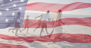 Amerika bayrağının yaz aylarında sahildeki çeşitli mutlu arkadaşlara karşı animasyonu. Amerikan vatanseverliği, çeşitlilik ve tatil konsepti dijital olarak oluşturulmuş video.