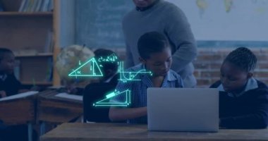 Geometri denklemlerinin animasyonu mutlu Afrika kökenli Amerikalı erkek öğretmen ve sınıftaki öğrenciler üzerinde. Matematik, okul, bilim, öğrenme ve eğitim, dijital olarak oluşturulmuş video.