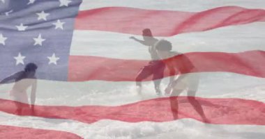 Amerika bayrağının yaz aylarında sahildeki çeşitli mutlu arkadaşlara karşı animasyonu. Amerikan vatanseverliği, çeşitlilik ve tatil konsepti dijital olarak oluşturulmuş video.