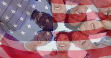 Amerika bayrağının yaz aylarında sahildeki çeşitli mutlu arkadaşlara karşı animasyonu. Amerikan vatanseverliği, çeşitlilik ve tatil konsepti dijital olarak oluşturulmuş video.