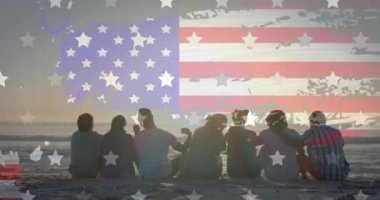 Sahilde oturan farklı arkadaşlara karşı Amerikan bayrağının animasyonu. Vatanseverlik ve kutlama konsepti dijital olarak oluşturulmuş video.
