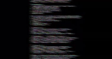 Siyah arkaplanda metin veri kaydırma ve arızalanma animasyonu. Bağlantı, veri, işleme, parazit, dijital arayüz ve iletişim, dijital olarak oluşturulmuş video.