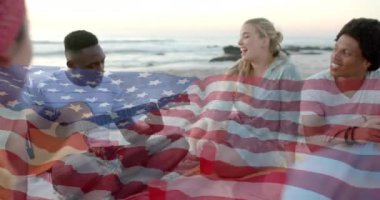 Amerika bayrağının yaz aylarında sahildeki çeşitli mutlu arkadaşlara karşı animasyonu. Amerikan vatanseverliği, çeşitlilik ve tatil konsepti dijital olarak oluşturulmuş video.