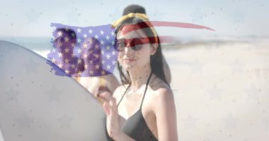 Amerika bayrağının yaz aylarında sahildeki çeşitli mutlu arkadaşlara karşı animasyonu. Amerikan vatanseverliği, çeşitlilik ve tatil konsepti dijital olarak oluşturulmuş video.