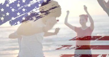 Amerika bayrağının yaz aylarında sahildeki çeşitli mutlu arkadaşlara karşı animasyonu. Amerikan vatanseverliği, çeşitlilik ve tatil konsepti dijital olarak oluşturulmuş video.