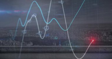 Şehir manzarası ve bulutlu gri gökyüzü üzerinde parlayan grafik işleme verilerinin animasyonu. Bağlantı, veri, iş dünyası, ağ, dijital arayüz ve iletişim, dijital olarak oluşturulmuş video.