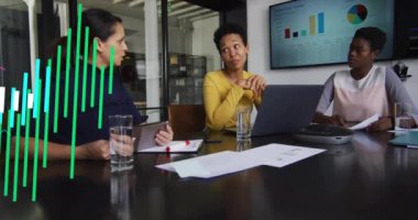 Sıradan ofis toplantılarındaki farklı kadın meslektaşların yeşil grafik işleme verilerinin animasyonu. İş, bağlantı, takım çalışması, dijital arayüz ve iletişim, dijital olarak oluşturulmuş video.