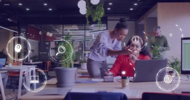 Ofisteki çeşitli iş adamları üzerinde dijital iş simgelerinin canlandırılması. Küresel finans, iş, bağlantılar, hesaplama ve veri işleme kavramı dijital olarak oluşturulmuş video.