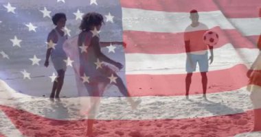 Sahilde futbol oynayan farklı arkadaşlara karşı Amerikan bayrağının animasyonu. Vatanseverlik ve kutlama konsepti dijital olarak oluşturulmuş video.