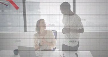 Gündelik ofiste konuşan çeşitli bayan meslektaşlar üzerinde kırmızı grafik işleme animasyonu. İş, veri, takım çalışması, ağ, dijital arayüz ve küresel iletişim, dijital olarak oluşturulmuş video.