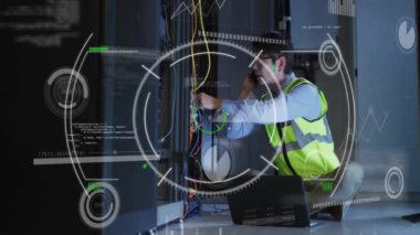 Sunucu odasında telefon kullanan Asyalı erkek teknisyen üzerinde çalışan tarayıcı ve çizelge animasyonları. Bağlantı, veri, işleme, dijital arayüz ve küresel iletişim, dijital olarak oluşturulmuş video.