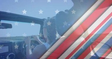 Beyaz kadın plajda araba kullanırken Amerikan bayrağının animasyonu. Amerikan vatanseverliği, çeşitlilik ve tatil konsepti dijital olarak oluşturulmuş video.
