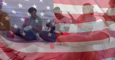 Yazın plaj partisinde Amerika bayrağının değişik arkadaşlarla mutlu bir şekilde animajı. Amerikan vatanseverliği, çeşitlilik ve tatil konsepti dijital olarak oluşturulmuş video.