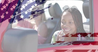 Amerika bayrağının yaz aylarında sahilden kumsala gezen mutlu kadınlar üzerindeki animasyonu. Amerikan vatanseverliği, çeşitlilik ve tatil konsepti dijital olarak oluşturulmuş video.