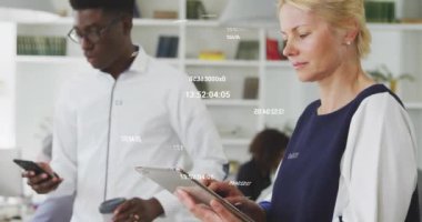 Günlük ofiste tablet kullanan Kafkas iş kadınının sayısal veri işleme animasyonu. İş, bağlantı, ofis, dijital arayüz ve iletişim, dijital olarak oluşturulmuş video.