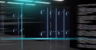 Koyu renk bilgisayar sunucuları üzerinde çalışan mavi tarayıcı ışınları ve veri işleme sistemi. Bağlantı, veri, işleme, dijital arayüz ve iletişim, dijital olarak oluşturulmuş video.