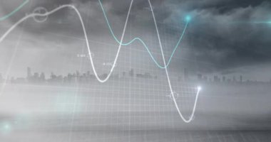 Şehir manzarası ve bulutlu gri gökyüzü üzerinde parlayan grafik işleme verilerinin animasyonu. Bağlantı, veri, iş dünyası, ağ, dijital arayüz ve iletişim, dijital olarak oluşturulmuş video.