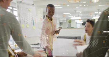 Çeşitli meslektaşların ofis toplantılarında tartıştıkları verilerin işleme konulu animasyon. İş, bağlantı, takım çalışması, dijital arayüz ve iletişim, dijital olarak oluşturulmuş video.