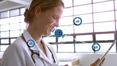 Tablet kullanan Kafkas kadın doktor üzerinden veri ve iletişim ağının animasyonu. Bağlantı, veri, sağlık hizmetleri, tıbbi hizmetler, hastane ve iletişim, dijital olarak oluşturulmuş video.