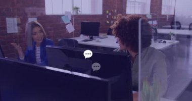 Ofisteki çeşitli iş adamları üzerinde konuşma baloncukları ağı animasyonu. Küresel finans, iş, bağlantılar, hesaplama ve veri işleme kavramı dijital olarak oluşturulmuş video.