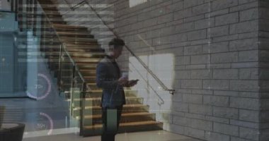 Ofis girişinde akıllı telefon kullanan beyaz iş adamının grafik ve çizelgelerinin animasyonu. İş, bağlantı, veri, işlem, dijital arayüz ve iletişim, dijital olarak oluşturulmuş video.