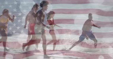 Amerika bayrağının yaz aylarında sahildeki çeşitli mutlu arkadaşlara karşı animasyonu. Amerikan vatanseverliği, çeşitlilik ve tatil konsepti dijital olarak oluşturulmuş video.