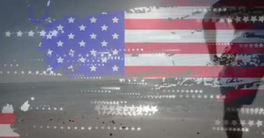 Amerika bayrağının yaz aylarında sahildeki çeşitli mutlu arkadaşlara karşı animasyonu. Amerikan vatanseverliği, çeşitlilik ve tatil konsepti dijital olarak oluşturulmuş video.