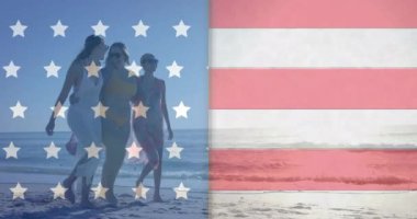 Sahilde yürüyen çeşitli bayan arkadaşlara karşı Amerikan bayrağının animasyonu. Vatanseverlik ve kutlama konsepti dijital olarak oluşturulmuş video.