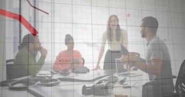 Gündelik ofis toplantısındaki çeşitli meslektaşlar üzerinde kırmızı grafik animasyonu. İş, veri, takım çalışması, ağ, dijital arayüz ve küresel iletişim, dijital olarak oluşturulmuş video.