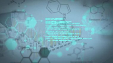 İnsan beyni üzerinde bilimsel veri işleme animasyonu. Küresel bilim, bağlantılar, hesaplama ve veri işleme kavramı dijital olarak oluşturulmuş video.