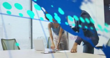 Gündelik ofiste konuşan farklı erkek ve kadın meslektaşlar üzerinde harita ve işlem verilerinin animasyonu. İş, veri, ağ, takım çalışması, dijital arayüz ve iletişim, dijital olarak oluşturulmuş video.