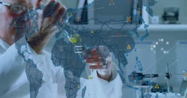 Kafkas erkek bilim adamının laboratuvarda veri işleme animasyonu. Küresel bilim, bağlantılar, hesaplama ve veri işleme kavramı dijital olarak oluşturulmuş video.