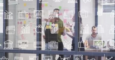 İş dünyasının simgeleri, çeşitli meslektaşların üzerinde hareket ederek gelişigüzel ofislerde beyin fırtınası yapıyor. İş, takım çalışması, ağ, dijital arayüz ve küresel iletişim, dijital olarak oluşturulmuş video.