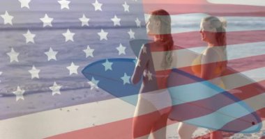 Yazın sahilde sörf tahtası olan beyaz bayrak üzerinde ABD bayrağının canlandırılması. Amerikan vatanseverliği, çeşitlilik ve tatil konsepti dijital olarak oluşturulmuş video.