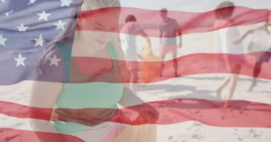 Amerika bayrağının yaz aylarında kumsalda geri dönüşümlü mutlu arkadaşlara göre canlandırılması. Amerikan vatanseverliği, çeşitlilik ve tatil konsepti dijital olarak oluşturulmuş video.