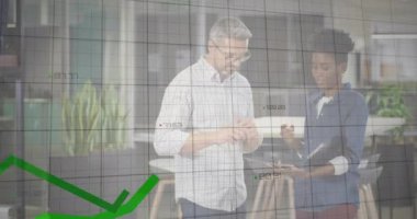 Değişik erkek ve kadın meslektaşların ofiste konuştuğu yeşil grafik animasyonu. İş, veri, takım çalışması, ağ, dijital arayüz ve iletişim, dijital olarak oluşturulmuş video.