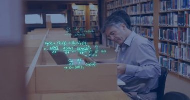 Kütüphanede dizüstü bilgisayar ve tablet kullanan beyaz erkek öğretmen ve öğrenci üzerindeki denklemlerin animasyonu. Öğrenme, eğitim, veri, bilim, matematik ve iletişim, dijital olarak oluşturulmuş video.