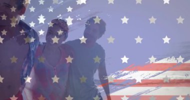 Sahilde yürüyen çeşitli arkadaşlara karşı Amerikan bayrağı animasyonu. Vatanseverlik ve kutlama konsepti dijital olarak oluşturulmuş video.
