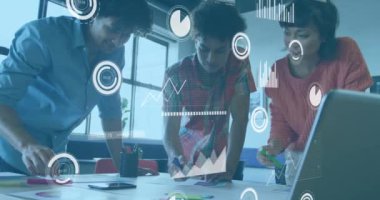 Gündelik ofiste beyin fırtınası yapan çeşitli meslektaşların veri işleme çizelgelerinin animasyonu. İş, takım çalışması, ağ, dijital arayüz ve küresel iletişim, dijital olarak oluşturulmuş video.