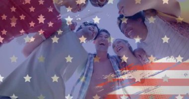 Amerika bayrağının yaz aylarında sahildeki çeşitli mutlu arkadaşlara karşı animasyonu. Amerikan vatanseverliği, çeşitlilik ve tatil konsepti dijital olarak oluşturulmuş video.