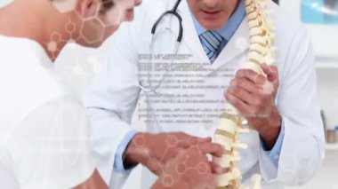 Kafkas erkek doktor ve hasta omurga tartışması üzerine tıbbi veri işleme animasyonu. Danışmanlık, tıbbi hizmetler, veriler, dijital arayüz ve iletişim, dijital olarak oluşturulmuş video.