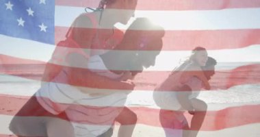 Amerika bayrağının yaz aylarında kumsalda kadınları sırtında taşıyan mutlu erkekler üzerindeki animasyonu. Amerikan vatanseverliği, çeşitlilik ve tatil konsepti dijital olarak oluşturulmuş video.