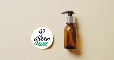 Limon dilimi ve güzellik yağı şişesi üzerine yeşil metin ve yaprak logosu animasyonu. Refah, güzellik ve ekoloji, organik, kişisel bakım ve doğal ürünler kampanyası, dijital olarak üretilen video.